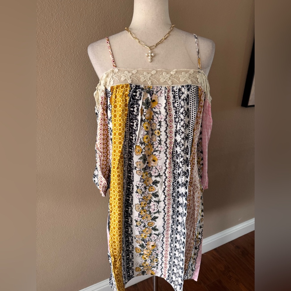 Bohemian Off-Shoulder Dress with Lace Trim - Picture 4 of 9